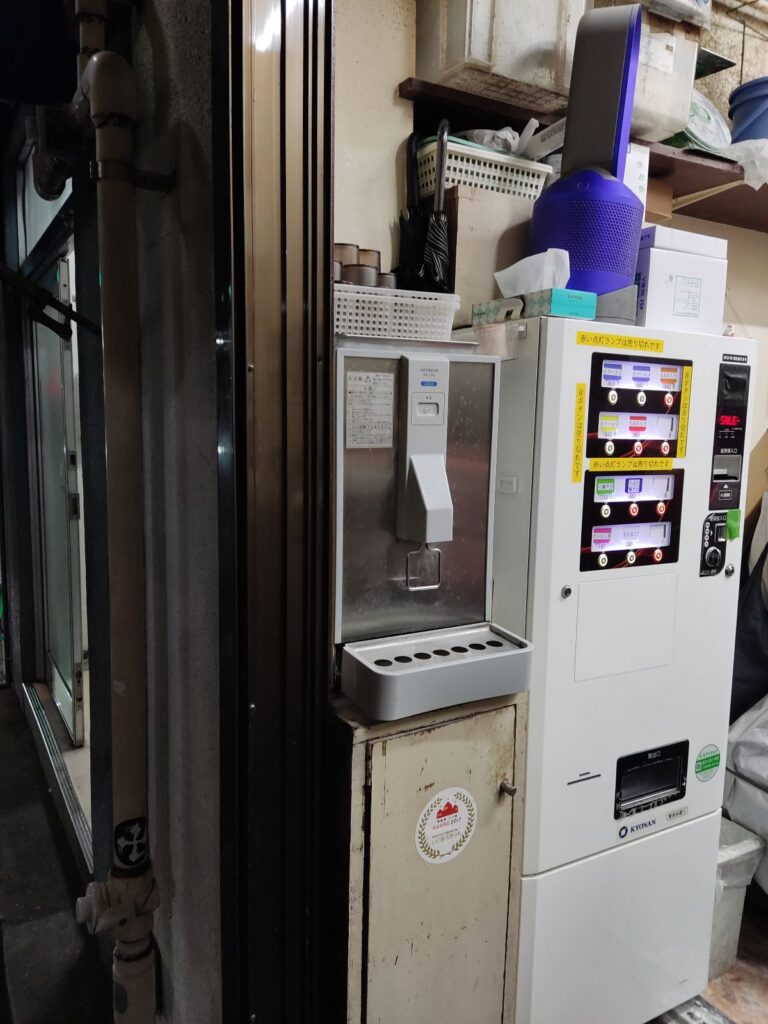 【ラーメン二郎上野毛店】上野毛二郎の券売機と給水器