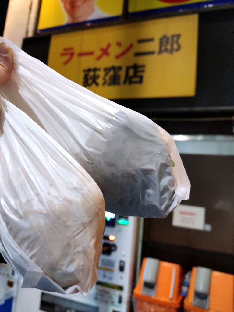 【荻窪二郎】ラーメン二郎荻窪店テイクアウト_持ち帰りブタ